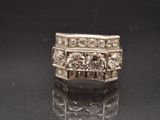 une image d'une bague en diamant sur une surface noire