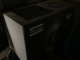 un micro-ondes noir et blanc posé sur une table