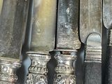a lot of knives that are sitting on a table
