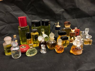 Lot d'environ 30 flacons de parfums et eau de toilette (fact…