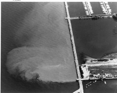 une vue aérienne d'un grand plan d'eau situé à côté d'une jetée