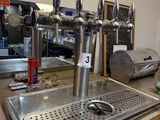 un évier en métal au milieu d'un plan de travail