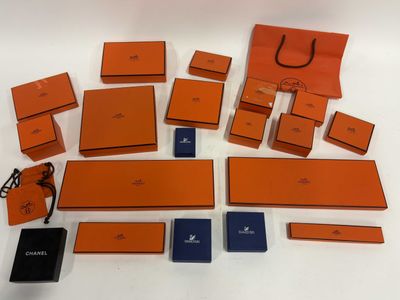un ensemble de boîtes orange et bleues et un sac noir