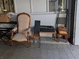 deux chaises et une table sous le porche d'un immeuble