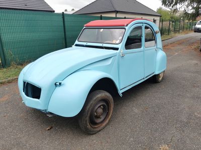 une petite voiture bleue garée sur le bord de la route