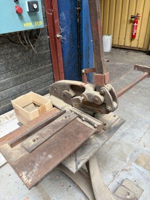 une machine posée sur une table devant un bâtiment
