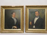 deux tableaux représentant un homme et une femme en tenue de cérémonie