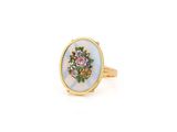 un gros plan d'une bague ornée de fleurs