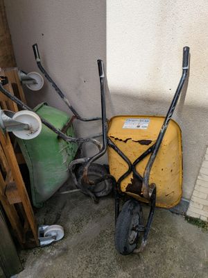 une brouette et une autre brouette dans un coin d'un immeuble