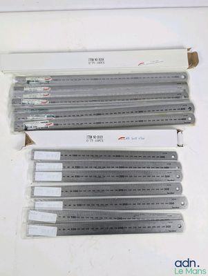 quatre règles de tailles différentes posées sur une table blanche