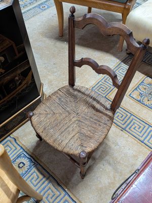 un fauteuil qui se trouve au milieu d'un salon