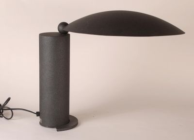 une photo d'une lampe de table surmontée d'un abat-jour noir