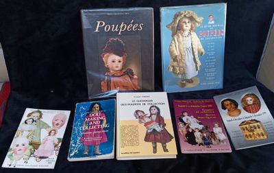 plusieurs livres pour enfants sont alignés sur un tissu noir