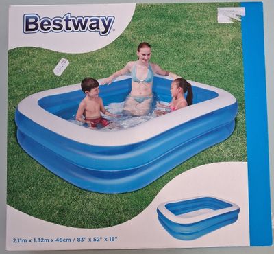 une piscine gonflable dans laquelle jouent deux enfants