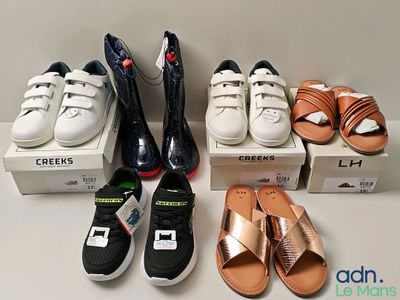 Plusieurs paires de chaussures sont alignées sur une table