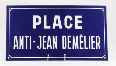 panneau de signalisation bleu et blanc sur fond blanc portant l'inscription « Place Anti - Jean Demmelier »