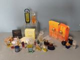 beaucoup de parfums et de flacons de parfum sur la table
