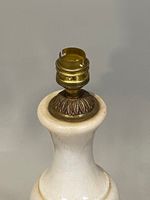 Lampe en laiton et marbre blanc de forme balustre reposant s… (photo 2)