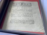 un livre dont une page est ouverte, posé sur une table
