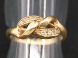l'image d'une bague en or ornée de diamants