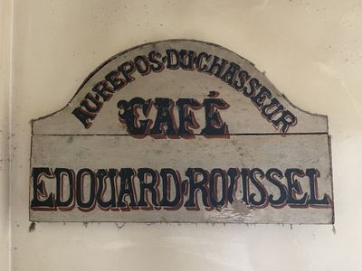 a sign on the wall of a cafe that says cafe edward russell