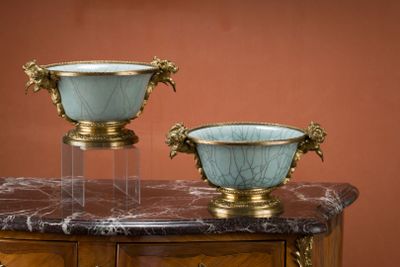 deux bols posés sur une table en marbre