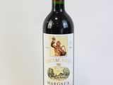 une bouteille de vin posée sur une table