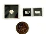 un petit morceau d'argent et une pièce de monnaie posés sur une surface blanche