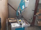a machine that is sitting on a table in a garage
