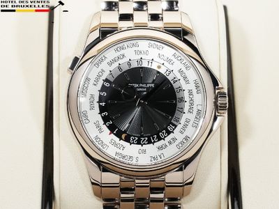 une montre en argent avec un cadran noir et un bracelet en argent