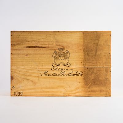 une boîte en bois portant un logo