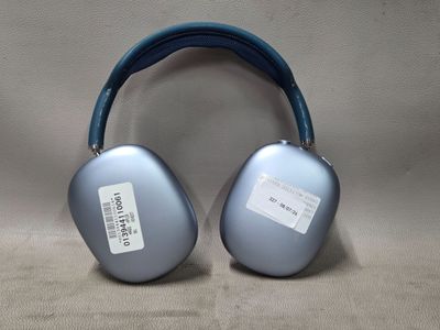 une paire de cache-oreilles bleus posés l'un sur l'autre