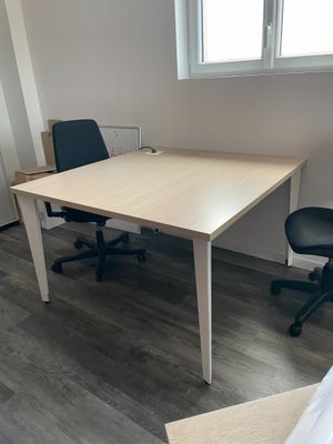 un bureau avec une chaise et un ordinateur dessus
