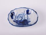 un petit bol bleu et blanc orné de fleurs