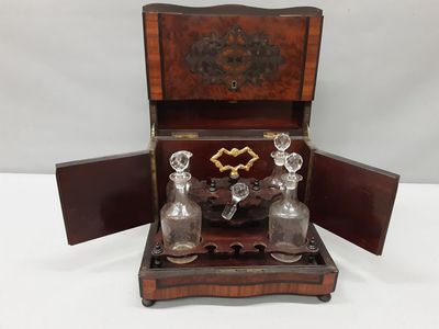 Cave à liqueur en bois de placage.