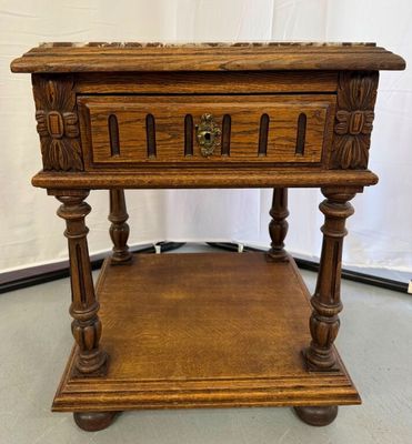 une vieille table en bois surmontée d'un tiroir