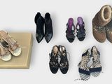 Plusieurs paires de chaussures pour femmes sont alignées sur une boîte dorée