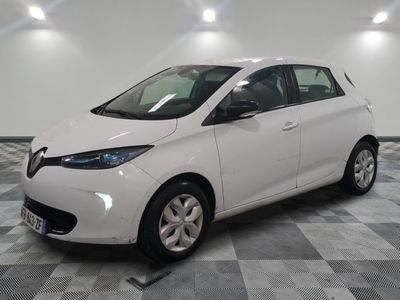la voiture blanche est garée sur un sol en damier dans le garage