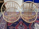 une paire de chaises en osier posées sur un tapis, lui-même posé sur le sol
