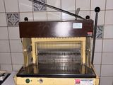 une machine posée sur le comptoir d'une cuisine