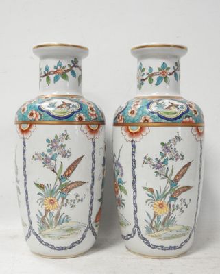 deux vases posés côte à côte sur une surface blanche