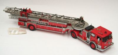 un camion de pompiers rouge équipé d'une échelle