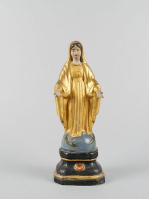 une image représentant une statue de la Vierge de Guadalupe posée sur un globe terrestre