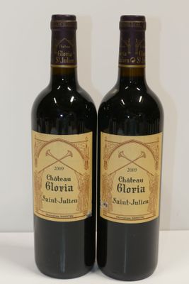 deux bouteilles de vin posées sur une table l'une à côté de l'autre