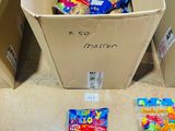 une boîte pleine de bonbons et un sac de bonbons par terre