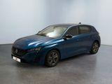 La voiture bleue est garée dans une grande pièce aux murs blancs.