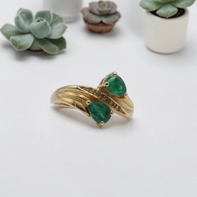 une image représentant une bague en or surmontée d'une pierre verte