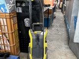 une image représentant un aspirateur jaune et noir