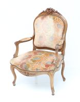 Fauteuil en bois naturel, mouluré et sculpté à décor de coqu… (photo 2)