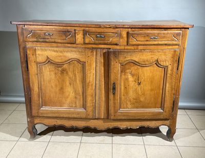 une vieille armoire en bois à deux tiroirs et deux portes
